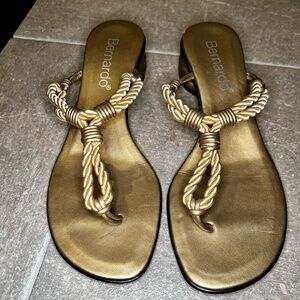 Bernardo Metallic Gold Split Toe Block Heel Sandals Size 9